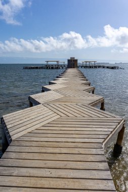 Okyanusa açılan ahşap bir sahil yolu halka açık bir hamama açılıyor.