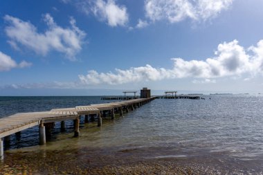 Okyanusa açılan ahşap bir sahil yolu halka açık bir hamama açılıyor.