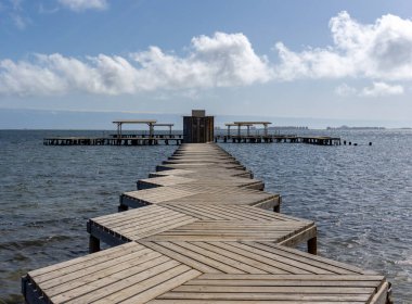 Okyanusa açılan ahşap bir sahil yolu halka açık bir hamama açılıyor.