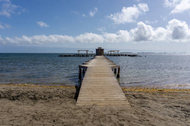 Okyanusa açılan ahşap bir sahil yolu halka açık bir hamama açılıyor.