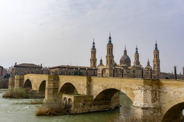 Zaragoza ve Ebro Nehri 'ndeki tarihi katedralin manzarası.