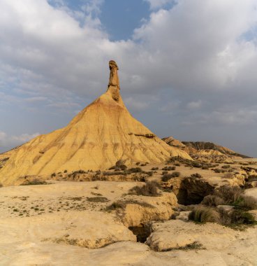 İspanya 'nın kuzeyindeki Bardenas Reales çölündeki Castildetierra uçurumunun ve çöl otlaklarının manzarası.