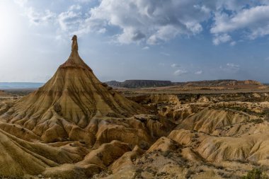 İspanya 'nın kuzeyindeki Bardenas Reales çölündeki Castildetierra uçurumunun ve çöl otlaklarının manzarası.