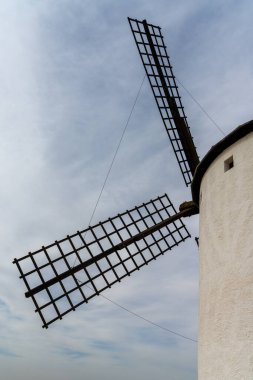 La Mancha 'da tarihi bir yel değirmeni manzarası.