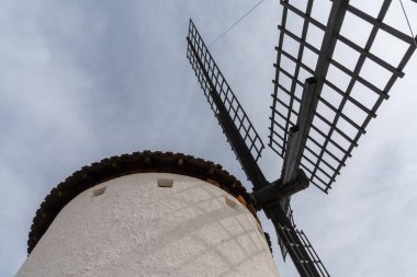 La Mancha 'da tarihi bir yel değirmeni manzarası.