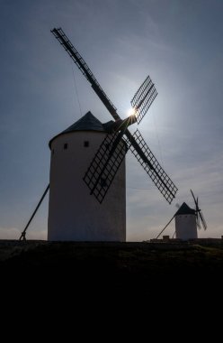 San Juan de Alcazar tepelerindeki La Mancha yel değirmenlerinin tarihi görüntüsü.