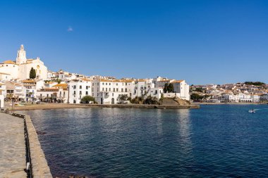 Kadavralar, İspanya - 13 Mart 2021: Katalonya 'nın huzurlu sahil köyü Kadavra manzarası