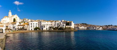 Kadavra, İspanya - 13 Mart 2021: Katalonya 'nın huzurlu sahil köyü Kadavra manzarası