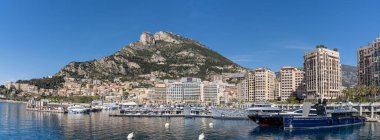 Monako, Monako - 17 Mart 2021: Cape d 'Ail limanı manzarası ve Monako' nun Fontvielle bölgesindeki oteller