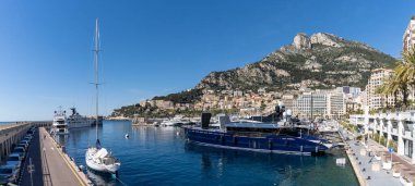 Monako, Monako - 17 Mart 2021: Cape d 'Ail limanı manzarası ve Monako' nun Fontvielle bölgesindeki oteller