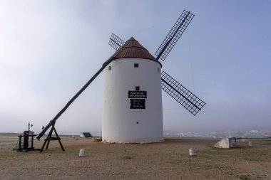 Mota del Cuervo, İspanya - 27 Şubat 2021: Mota del Cuervo, La Mancha 'daki yel değirmenleri ve metal heykeller