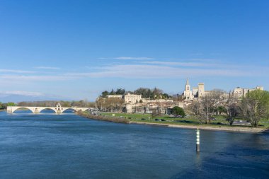 Rhone Nehri üzerindeki Avignon şehrinin manzarası.