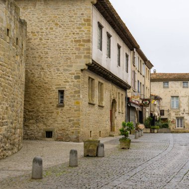 Fransa 'nın ortaçağ duvarlı tarihi şehri Carcassonne manzarası