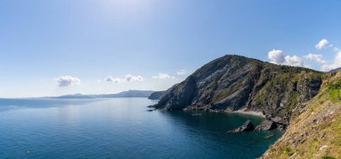 Fransa 'nın Cerbere Burnu bölgesinin güzel dağlık kıyı şeridi manzarası.
