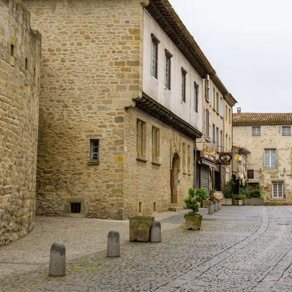 Fransa 'nın ortaçağ duvarlı tarihi şehri Carcassonne manzarası
