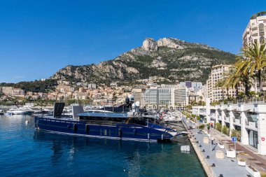 Monaco, Monaco - 17 Mart 2021: Arka planda Cap d 'Ail ve Monaco şehirlerinde lüks yatlar