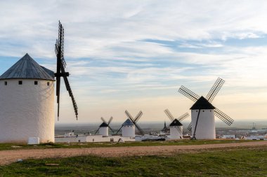 Campo de Criptana kasabasının üzerindeki La Mancha 'nın tarihi beyaz yel değirmenlerinin manzarası.