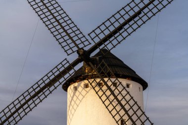 La Mancha 'da tarihi bir yel değirmeni manzarası.