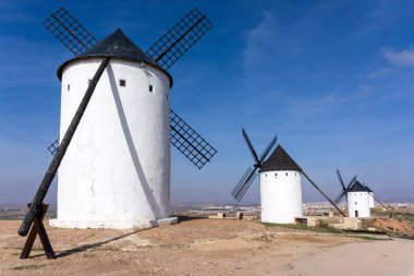 San Juan de Alcazar tepelerindeki La Mancha yel değirmenlerinin tarihi görüntüsü