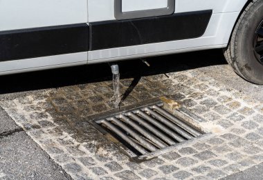 Karavan parkındaki bir karavanın gri su ve atık suyunun düzgün bir şekilde atılması için yakın çekim görüntüsü.