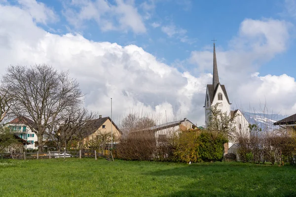 Idyllische Dorflandschaft Und Kirche Den Schweizer Alpen Bei Bad Ragaz — Stockfoto