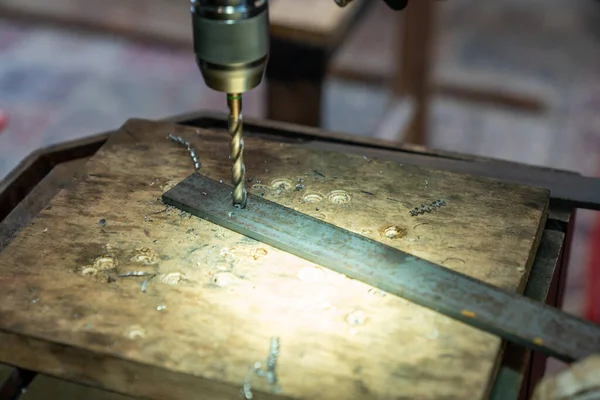 Primer Plano Banco Perforando Agujero Una Chapa Metálica Taller Metalurgia —  Fotos de Stock