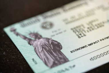Rothenbrunnen, İsviçre - 25 Nisan 2021: Covid-19 ekonomik sorunlarına yardımcı olmak için ABD federal hükümetinden ekonomik etki ödeme çekinin seçici odaklı makro görünümü