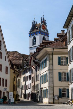 Aarau, İsviçre - 28 Nisan 2021: İsviçre 'nin Aarau kentindeki tarihi şehir merkezi