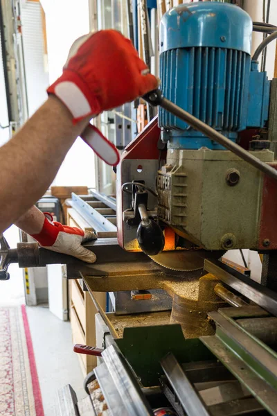 Een Metaalbewerker Die Staal Zaagt Met Een Stalen Bandzaag — Stockfoto