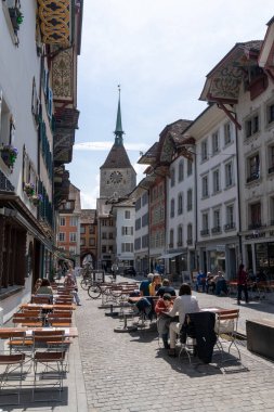 Aarau, İsviçre - 28 Nisan 2021: İnsanlar Aarau 'nun tarihi şehir merkezinin restoranlarında içki ve yemek yiyor.