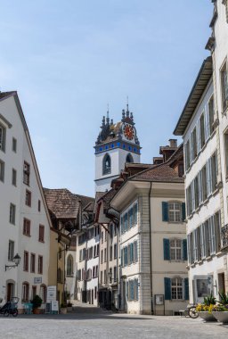 Aarau, İsviçre - 28 Nisan 2021: İsviçre 'nin Aarau kentindeki tarihi şehir merkezi