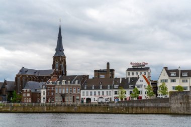 Maastricht, Hollanda - 10 Mayıs 2021: Maastricht ve Maas Nehri 'nin eski şehir merkezi
