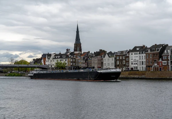 Maastricht Paesi Bassi Maggio 2021 Chiatta Fluviale Risale Fiume Maas — Foto Stock