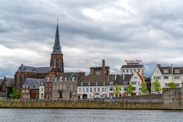 Maastricht Hollandia 2021 Május Kilátás Maastricht Óvárosára Maas Folyóra — Stock Fotó