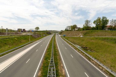 Güney Hollanda 'da çok az trafiği olan temiz ve modern bir otoyol