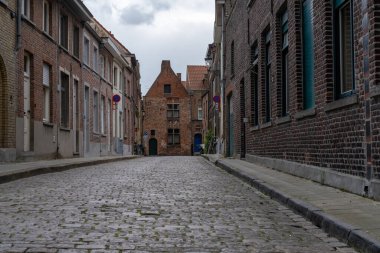 Bruges 'ün tarihi şehir merkezindeki tipik tuğla binaların düşük açılı görüntüsü