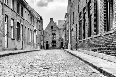 Bruges 'ün tarihi şehir merkezindeki tipik tuğla binaların siyah ve beyaz açılı görüntüsü