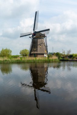 Güney Hollanda Kinderdijk 'te 18. yüzyıldan kalma tarihi bir yel değirmeninin dikey görüntüsü