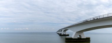 Batı Hollanda 'daki Doğu Scheidt Eastuary' deki Zeeland Köprüsü 'nün manzarası.
