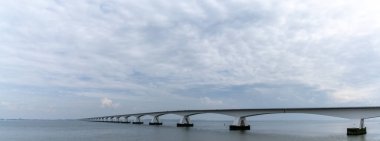 Batı Hollanda 'daki Doğu Scheidt Eastuary' deki Zeeland Köprüsü 'nün manzarası.