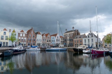 Goes, Hollanda - 12 Mayıs 2021: Zeeland 'deki liman limanı ve şehir merkezi manzarası