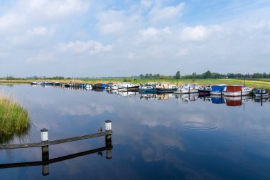 Alblasserdam, Hollanda - 14 Mayıs 2021: Güney Hollanda kanallarına demirlemiş renkli tekneler