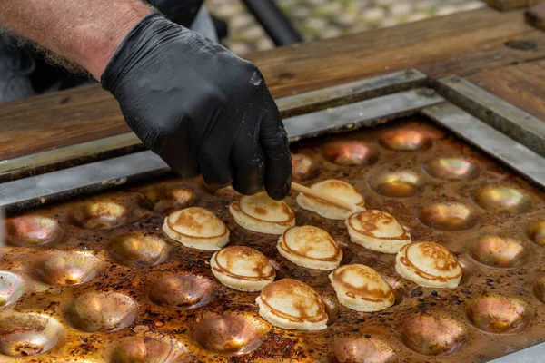 Close Zicht Een Mannelijke Bakker Die Vers Het Zoete Nederlandse — Stockfoto