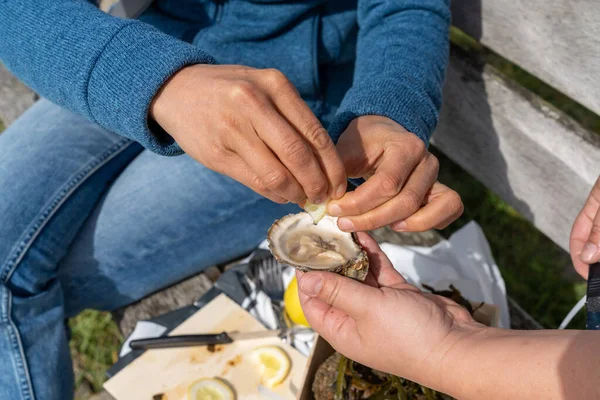 Een Close Van Twee Blanke Vrouwen Die Rauwe Oesters Gooien — Stockfoto