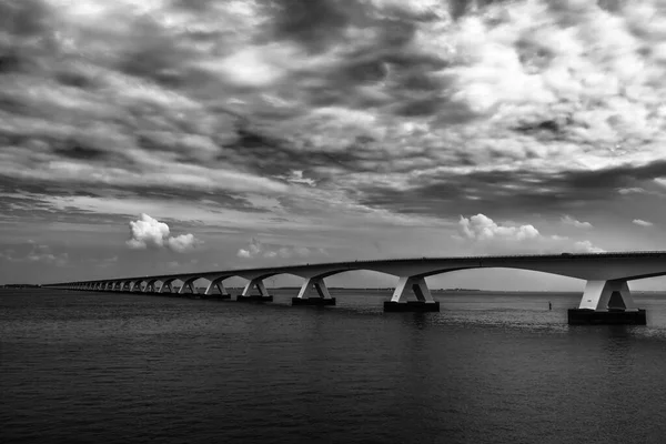 Svart Och Vit Över Zeelandbron Över Östra Scheidt Eastuary Västra — Stockfoto