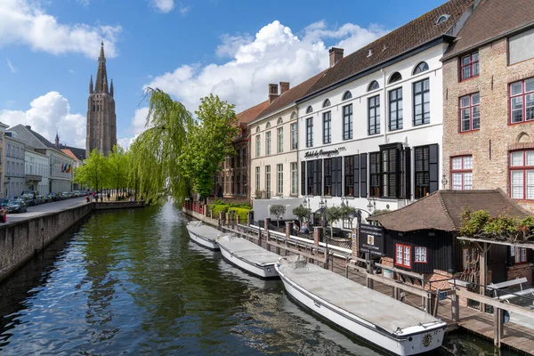 ベルギーのブルージュ 2021年5月12日 ダウンタウンの歴史的中心部と運河の景色 Bruges — ストック写真