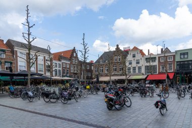 Goes, Hollanda - 12 Mayıs 2021: Hollanda 'nın Goes kentindeki şehir meydanı birçok bina ve park edilmiş bisikletlerle birlikte