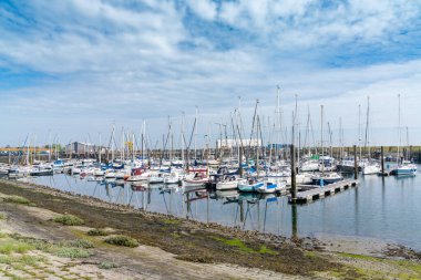 Yerseke, Hollanda - 13 Mayıs 2021: Zeeland, Yerseke 'deki liman ve marina manzarası