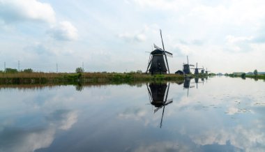 Güney Hollanda Kinderdijk 'te 18. yüzyıldan kalma tarihi yel değirmenlerinin manzarası