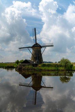 Güney Hollanda 'daki Kinderdijk' te 18. yüzyıldan kalma tarihi bir rüzgar değirmeni manzarası